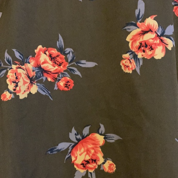 Live 4 Truth. Army Green Top with Flowers - Picture 2 of 9